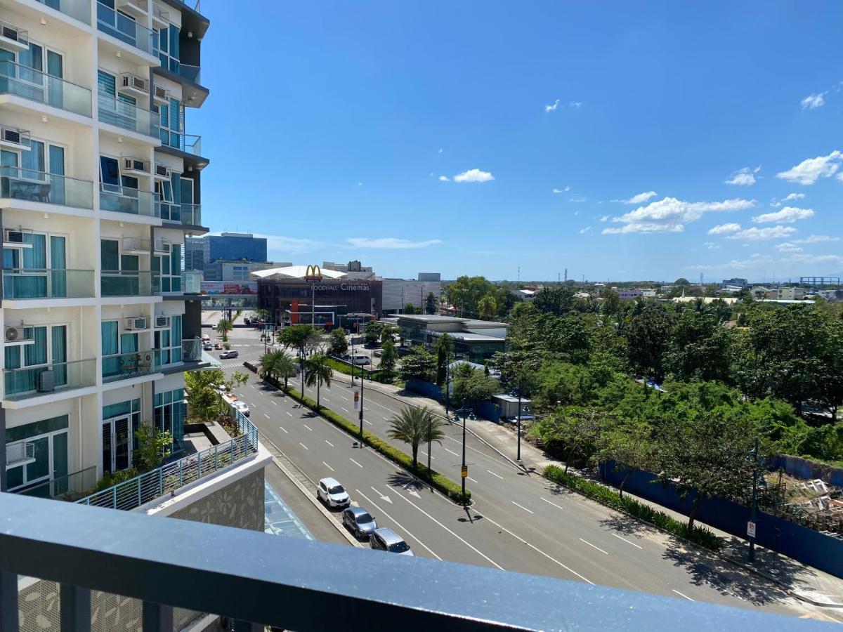 2 Bedroom Corner Executive Suite At Lafayette Park Square Megaworld Blvd Unit 5H Iloílo Exterior foto
